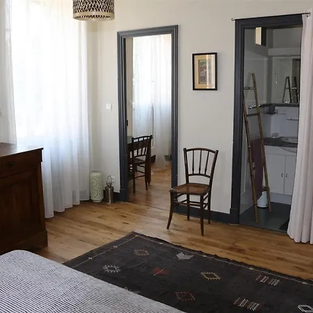 Le Patio Gironnais לינה וארוחת בוקר סן-ז'ירון